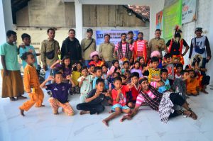 Anggota IJTI Muria Raya foto bersama dengan anak-anak di Posko Pengungsian