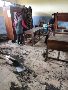 Sekilas penampakan plafon runtuh di sekolah dasar di Kudus