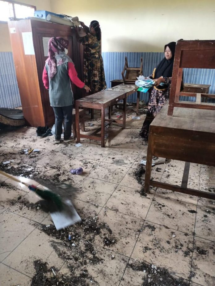 Sekilas penampakan plafon runtuh di sekolah dasar di Kudus Sekilas penampakan plafon runtuh di sekolah dasar di Kudus