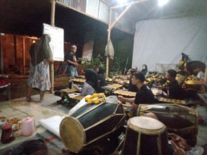 Foto: Tampak anggota Bogang Kudus sedang berlatih karawitan di malam hari