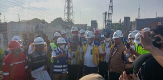Menteri Pekerjaan Umum dan Perumahan Rakyat (PUPR) RI Basuki Hadimuljono saat meninjau pembangunan jembatan di Juwana