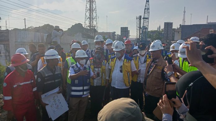 Menteri Pekerjaan Umum dan Perumahan Rakyat (PUPR) RI Basuki Hadimuljono saat meninjau pembangunan jembatan di Juwana