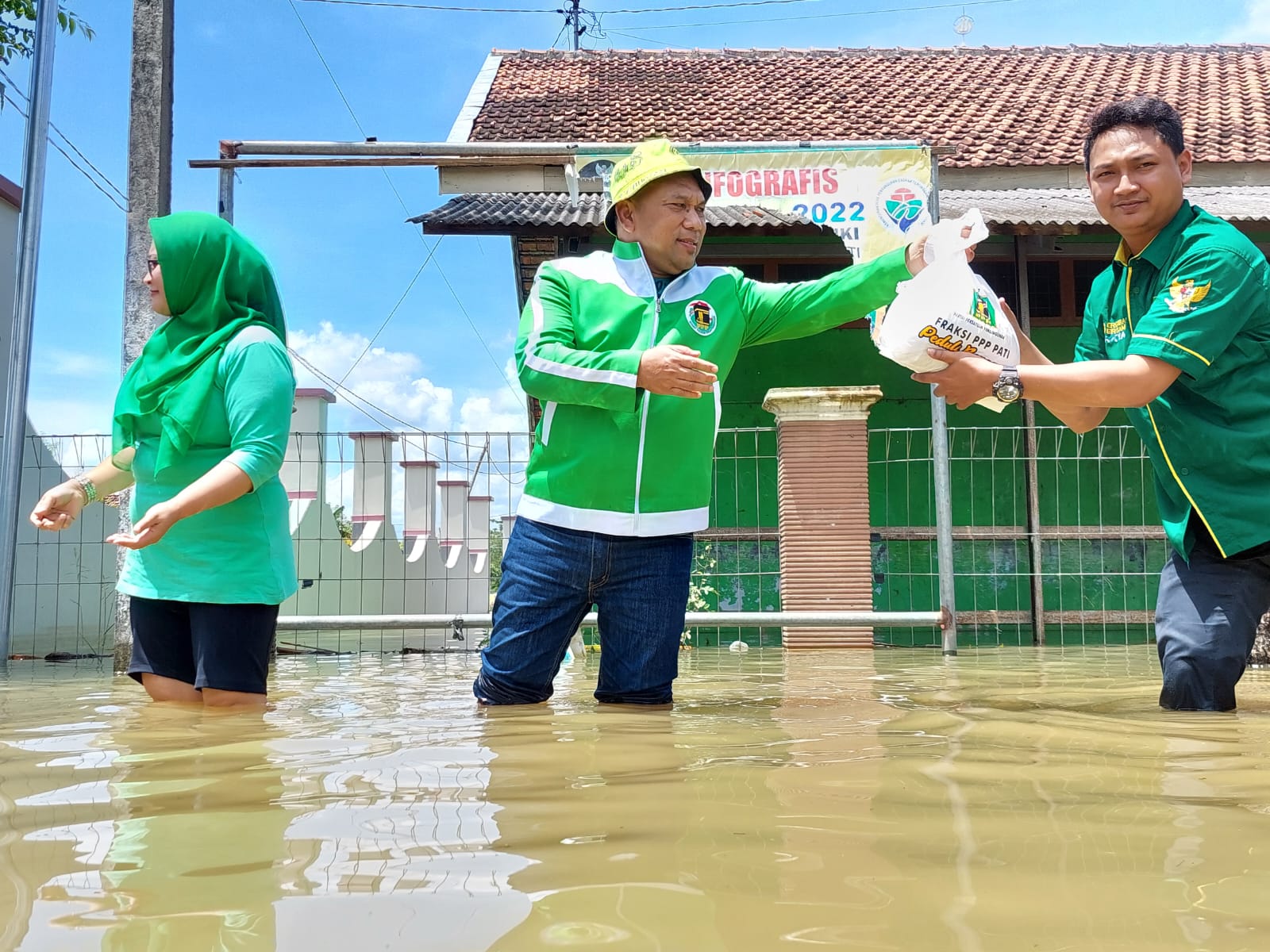 Ketua fraksi PPP Pati, Suwito turun langsung menyalurkan bantuan sembako bagi korban banjir di Desa Mintobasuki, Kamis (12/1/2023)