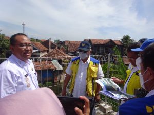 Tampak Menteri PUPR Basuki Hadimuljono bersama jajaran PUPR Kabupaten Kudus sedang berada di area jembatan Tanggulangin