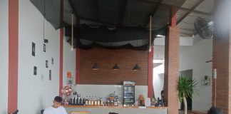 Tampak pengunjung sedang menikmati suasana Jagat Coffea