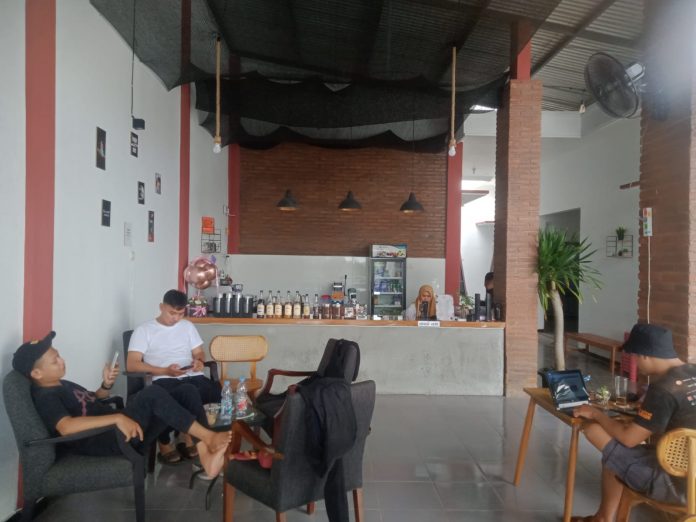 Tampak pengunjung sedang menikmati suasana Jagat Coffea