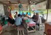 Tampak salah satu anggota kepolisian sedang bersama warga