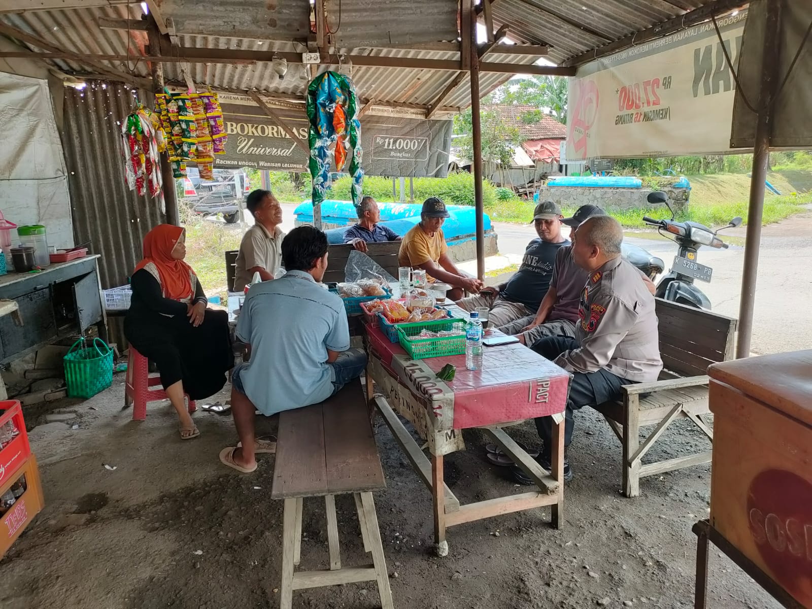 Tampak salah satu anggota kepolisian sedang bersama warga