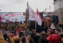Aksi unjuk rasa Kades di depan gedung DPR RI, Selasa (17/1/2023)