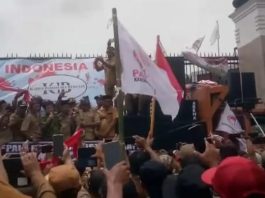 Aksi unjuk rasa Kades di depan gedung DPR RI, Selasa (17/1/2023)