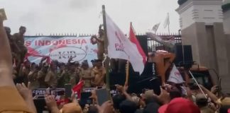 Aksi unjuk rasa Kades di depan gedung DPR RI, Selasa (17/1/2023)