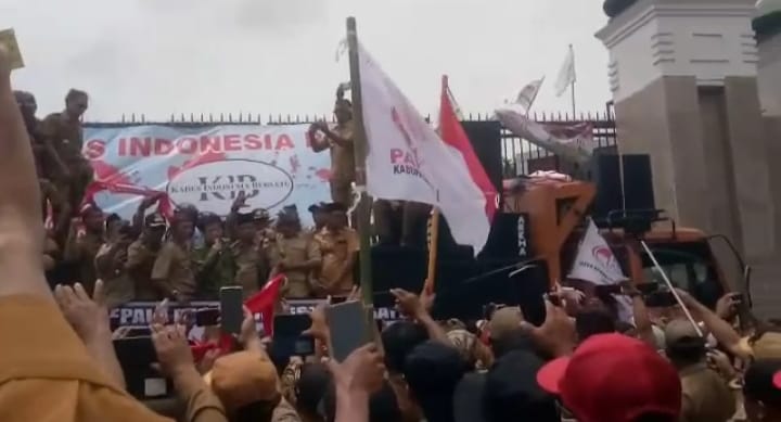 Aksi unjuk rasa Kades di depan gedung DPR RI, Selasa (17/1/2023)