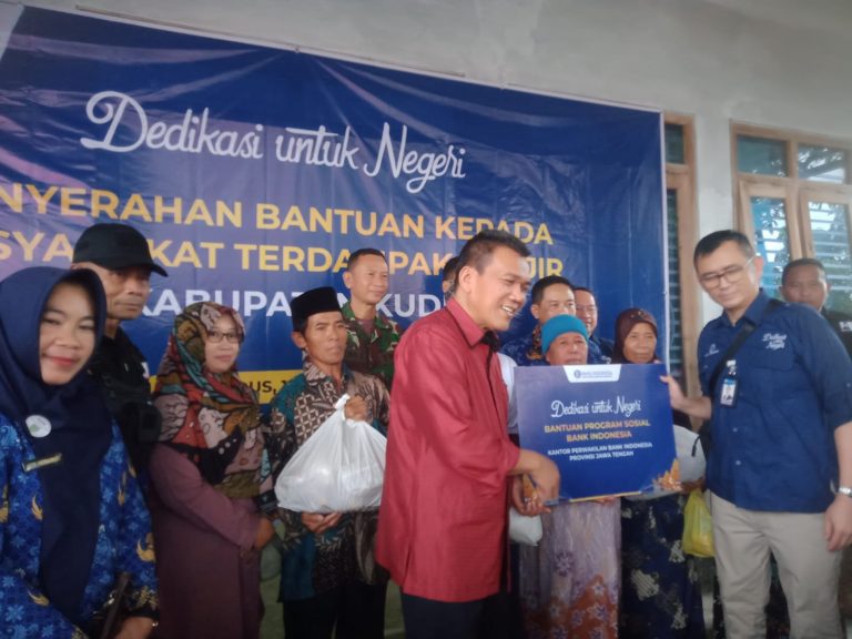 Bank Indonesia dan DPR RI Bagikan 1500 Paket Sembako di Kudus