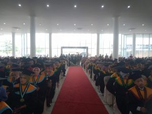 Foto: tampak ratusan wisudawan sedang berada di lantai bawah