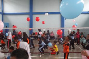 Tampak siswa-siswi SD sedang latihan menggunakan balon