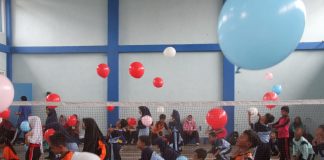Tampak siswa-siswi SD sedang latihan menggunakan balon