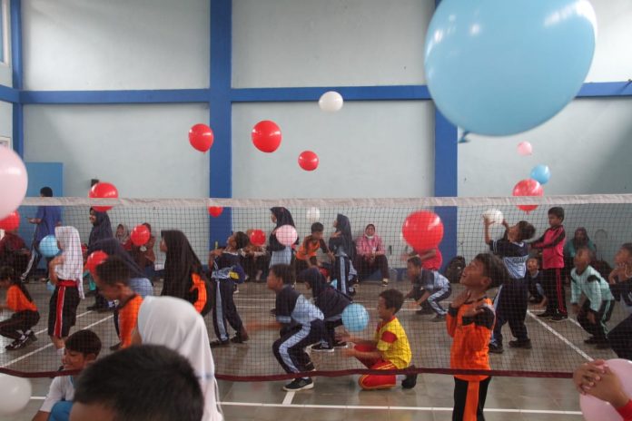 Tampak siswa-siswi SD sedang latihan menggunakan balon Tampak siswa-siswi SD sedang latihan menggunakan balon