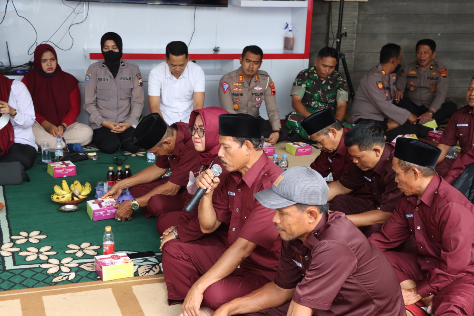 Foto: Tampak beberapa warga sedang menyampaikan aspirasinya