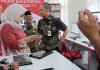 Foto: Bupati Kudus Hartopo bersama dengan Kepala Dinarpus Kudus Sancaka Dwi Supani saat memantau Ruang Pojok Baca Digital di Mall Pelayanan Publik
