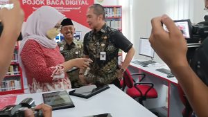 Foto: Bupati Kudus Hartopo bersama dengan Kepala Dinarpus Kudus Sancaka Dwi Supani saat memantau Ruang Pojok Baca Digital di Mall Pelayanan Publik