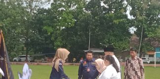 Foto : Ketua KPU Kudus Naily Syarifah saat sedang melakukan tanda tangan