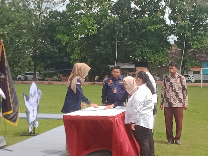 Foto : Ketua KPU Kudus Naily Syarifah saat sedang melakukan tanda tangan