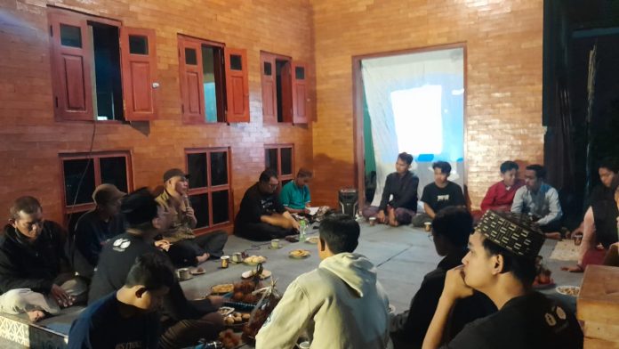 Foto : Diskusi di Kampung Budaya Piji Wetan bersama generasi muda Foto : Diskusi di Kampung Budaya Piji Wetan bersama generasi muda