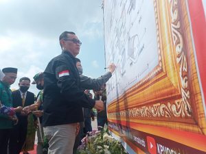 Foto: Ketua Bawaslu Kabupaten Demak Khoirul Sholeh saat sedang melakukan tanda tangan