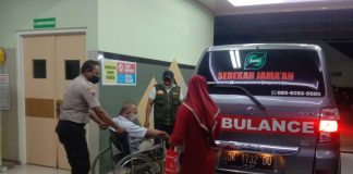 Ambulance milik Yayasan Sedekah Jama’ah (Sejam) saat mengantar warga kurang mampu pergi berobat secara gratis