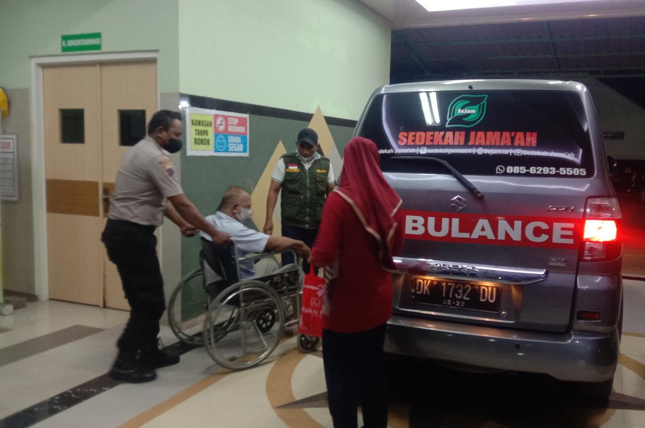 Ambulance milik Yayasan Sedekah Jama’ah (Sejam) saat mengantar warga kurang mampu pergi berobat secara gratis