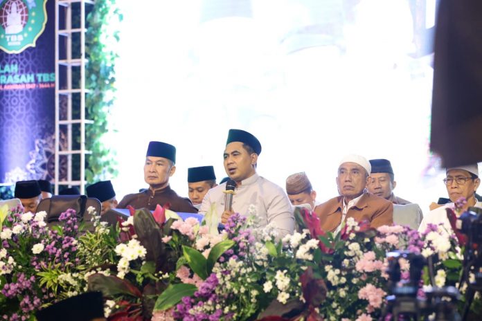 Foto: Wakil Gubernur Jawa Tengah Taj Yasin Maimoen bersama Bupati Kudus Hartopo saat mengikuti Harlah ke-97 Madrasah TBS