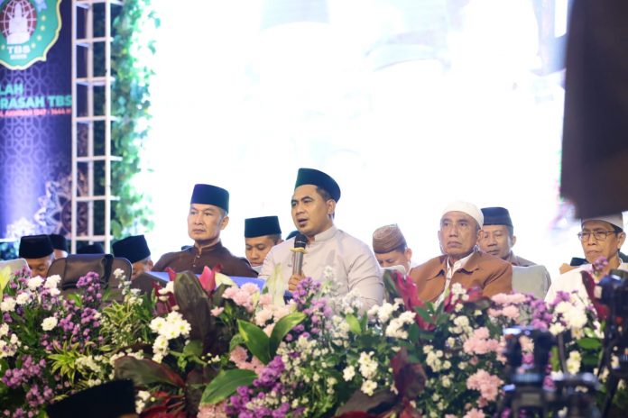 Foto: Wakil Gubernur Jawa Tengah Taj Yasin Maimoen bersama Bupati Kudus Hartopo saat mengikuti Harlah ke-97 Madrasah TBS Foto: Wakil Gubernur Jawa Tengah Taj Yasin Maimoen bersama Bupati Kudus Hartopo saat mengikuti Harlah ke-97 Madrasah TBS