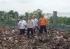 Foto: Bupati Kudus Hartopo bersama dengan Kepala Dinas PKPLH Kudus Abdul Halil saat berada di TPA Tanjungrejo