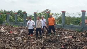 Foto: Bupati Kudus Hartopo bersama dengan Kepala Dinas PKPLH Kudus Abdul Halil saat berada di TPA Tanjungrejo