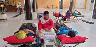 Tampak masyarakat tengah berdonor darah di Plaza Pragolo Pati yang digelar Dinas Perdagangan dan Perindustrian (Disdagperin) Kabupaten Pati, Jumat (27/1/2023)