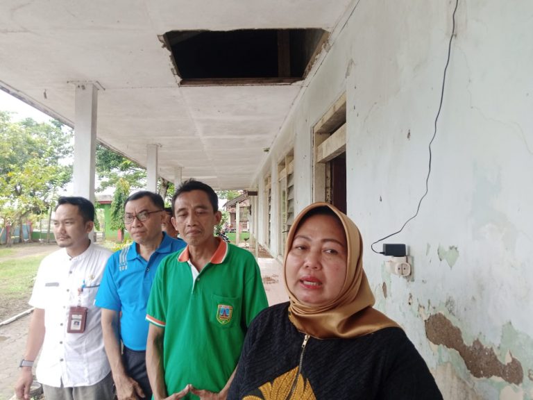 Rusak Pasca Banjir, DPRD Kudus dan Disdikpora Tinjau SD 1 Setrokalangan