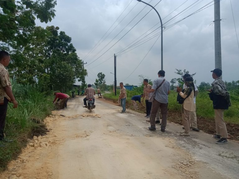 Sandung Hidayat Bersama Pemdes Karangbener Kudus Lakukan Perbaikan Jalan