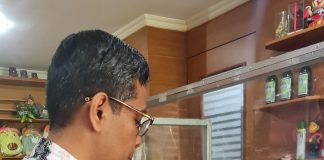 Foto: Salah satu pengunjung saat sedang menggunakan transaksi QRIS
