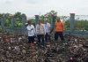 Foto: Kepala Dinas PKPLH Kudus saat mendampingi Bupati Kudus Hartopo yang sedang meninjau TPA Tanjungrejo