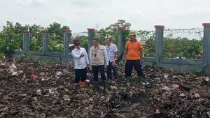 Foto: Kepala Dinas PKPLH Kudus saat mendampingi Bupati Kudus Hartopo yang sedang meninjau TPA Tanjungrejo