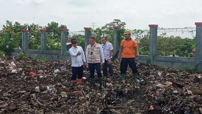 Foto: Kepala Dinas PKPLH Kudus saat mendampingi Bupati Kudus Hartopo yang sedang meninjau TPA Tanjungrejo Foto: Kepala Dinas PKPLH Kudus saat mendampingi Bupati Kudus Hartopo yang sedang meninjau TPA Tanjungrejo