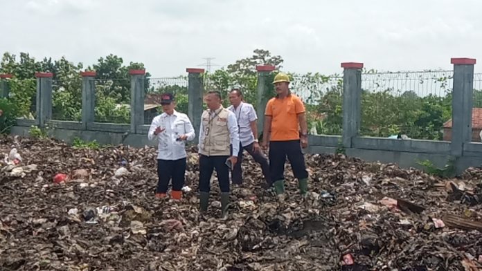 Foto: Bupati Kudus Hartopo saat sedang meninjau TPA Tanjungrejo Kudus Foto: Bupati Kudus Hartopo saat sedang meninjau TPA Tanjungrejo Kudus