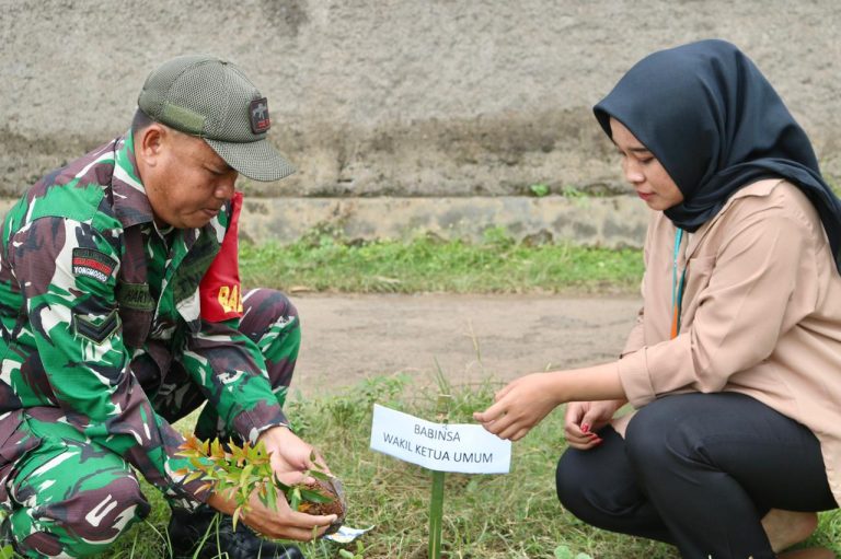 Bakti Mahasiswa FKMP Tanam Pohon di Margoyoso