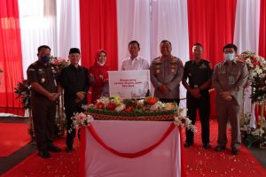 Foto : Kapolres Demak AKBP Budhy Adhy Buono bersama Bupati Demak Eisti'anah saat sedang potong pita dalam acara peresmian gedung dan mobil patwal