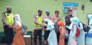 Foto: Polsek Jekulo saat mengunjungi SD 1 Jekulo dalam mengedukasi siswa dan guru