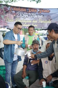 Foto: Owner Sidji Coffea yang juga sebagai pelaku ekonomi kreatif Valerie Yudistira saat menjelaskan kepada warga setempat tentang kopi muria