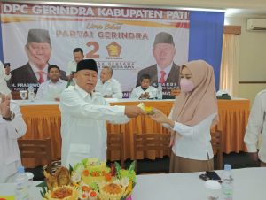 Simbolis potong tumpeng peringatan Hari Ulang Tahun (HUT) ke-15 Partai Gerindra