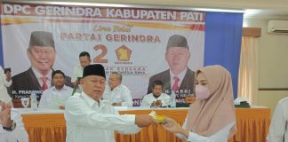 Simbolis potong tumpeng peringatan Hari Ulang Tahun (HUT) ke-15 Partai Gerindra