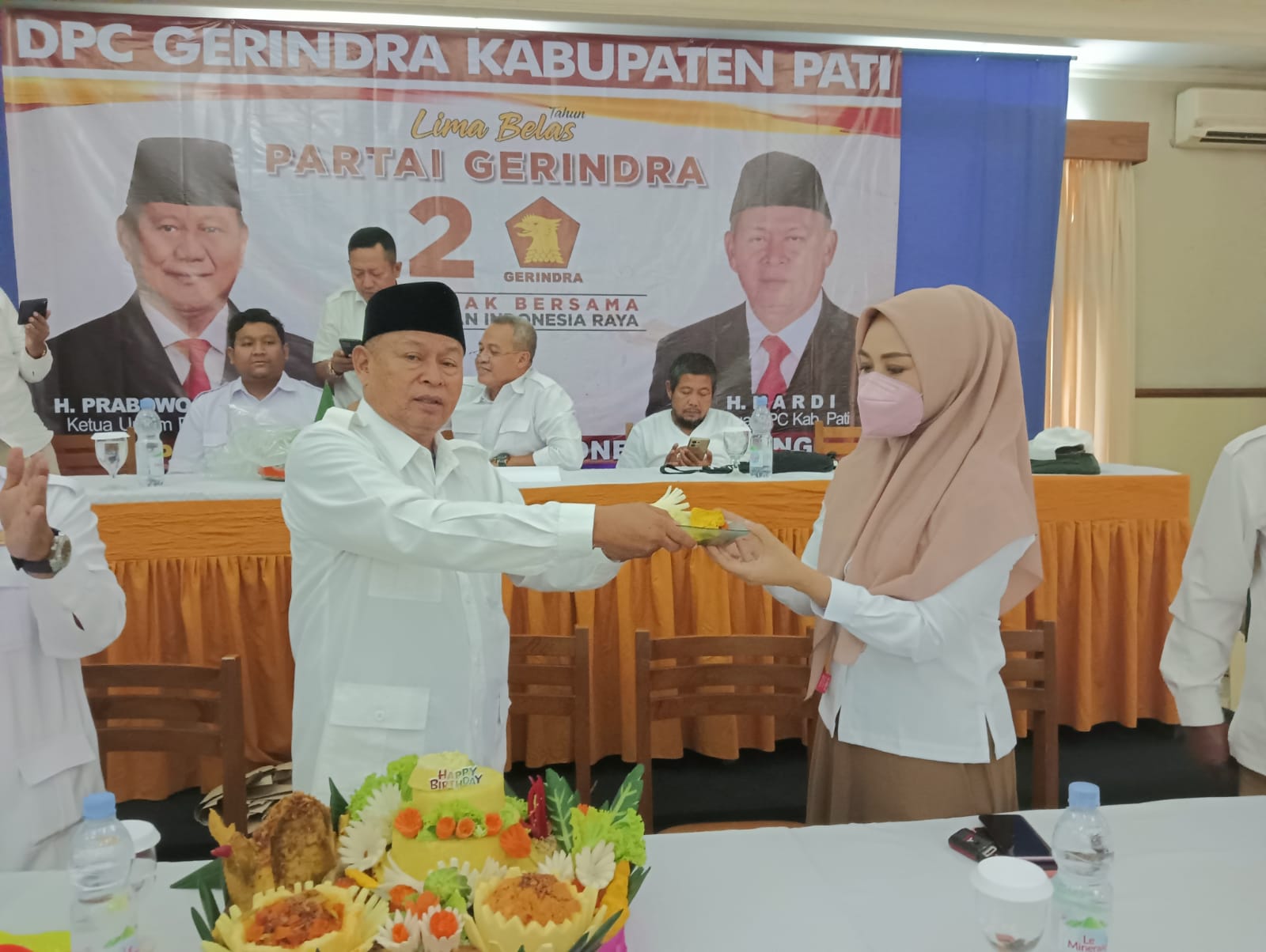 Simbolis potong tumpeng peringatan Hari Ulang Tahun (HUT) ke-15 Partai Gerindra