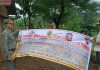 Petugas gabungan memasang spanduk melarang aktivitas penambangan ilegal di Desa Ngablak, Kecamatan Cluwak Kabupaten Pati